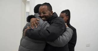 Avera Mengistu, refém libertado neste sábado, se reencontra com a família.