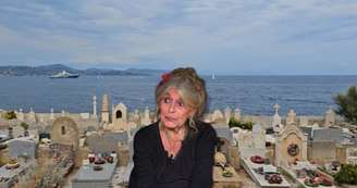 Brigitte Bardot em sua última imagem na TV, em maio de 2025, e o Cemitério de Saint-Tropez ao fundo