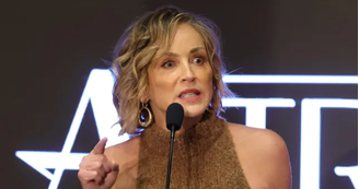 Sharon Stone se irrita em discurso de premiação e xinga 'moleques' que a acusaram de roubar cadeira