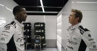 Brad Pitt e Damson Idris em cena de 'F1'.