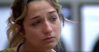 Após discussão com Ana Paula Renault, Samira chora.