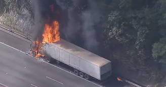 Carreta pega fogo na Rodovia Anhanguera
