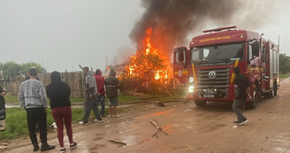 Casa ficou completamente destruída em incêndio provocado por queda de raio em Rio Grande, no RS