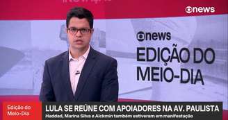 O apresentador Ricardo Abreu durante boletim na GloboNews sobre a manifestação lulista na Paulista