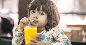 Bebidas açucaradas e excesso de suco na infância podem estar ligados à hipertensão no futuro