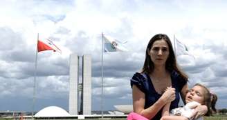 Cena do documentário "Ilegal", que retrata a luta de Katiele e de outras mães pela liberação do canabidiol no Brasil