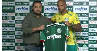 Felipe Melo recebe a camisa do Palmeiras das mãos de Alexandre Mattos (Imagem: Facebook/Palmeiras)
