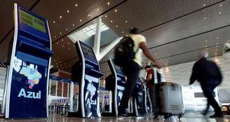 Pessoas fazem check-in em guichês da Azul no Aeroporto de Viracopos, em Campinas