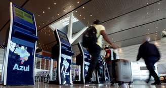 Pessoas passam por pontos de check-in online da Azul no aeroporto de Viracopos, em Campinas, Brasil
11/04/2017
REUTERS/Paulo Whitaker 