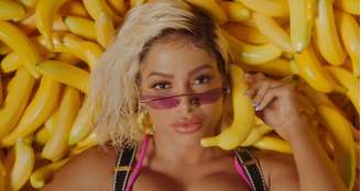 Anitta no clipe Banana: cantora quer muito mais do que o sucesso local