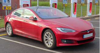 Um Model S, da Tesla, igual ao que pegou fogo "do nada" recentemente. (Fonte: Wikimedia Commons/Vauxford)