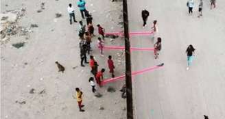 Crianças, adultos e idosos esbanjaram sorrisos na brincadeira que conectou os dois países marcados por disputas na fronteira.