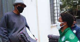 Luiz Adriano entrega cobertores para moradores de rua (Reprodução)