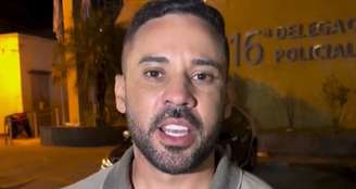 Após tomar dois tapas, Bruno Assunção precisou de afastar do grupo que continuava a intimidá-lo diante da delegacia