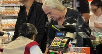 Vera Holtz no caixa do supermercado: vida comum quando está longe dos palcos e estúdios