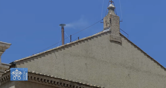 Primeiro sinal de fumaça a sair da chaminé da Capela Sistina na manhã desta quinta-feira, 8