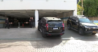 Carro em que Bolsonaro estava entrou pela garagem dos fundos