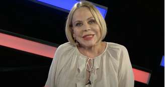 Claudete Troiano no cenário de seu podcast: "Estou sentindo falta da correria diária na TV, do contato com os amigos."