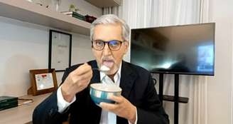 Comer, comer... Valdo Cruz não conseguiu forrar o estômago após longa cobertura ao vivo
