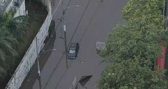 Um dia após chuva forte, cidade de SP ainda tem alagamentos e lixo nas ruas; Morumbi amanhece com carro submerso