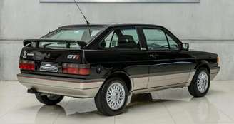 VW Gol GTi 1994 traz rodas BBS, aerofólio e as lanternas fumê originais da época