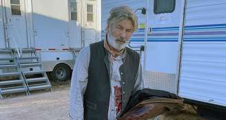 O ator Alec Baldwin no set de filmagem de 'Rust'