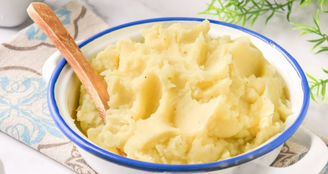 Técnica com alho confitado adiciona textura amanteigada que se integra perfeitamente às batatas