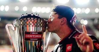 Corey Heim com o troféu de campeão da Truck Series em 2025.