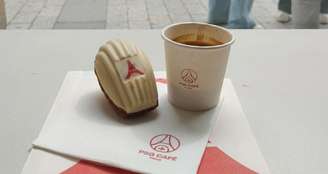 Madeleine com cobertura de chocolate branco e recheio de framboesa e café expresso: um clássico parisiense na cafeteira do PSG
