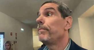 Adriano Castro, ex-BBB1, no vídeo em que é retirado de auditório do 'Gilmarpalooza'