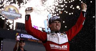 Jesse Love comemorando o título da Xfinity Series em 2025.