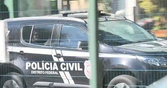 Viatura da Polícia Civil chegou por volta das 14h30 ao condomínio de Bolsonaro