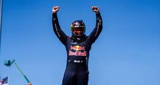 Shane van Gisbergen comemorando vitória em Sonoma.