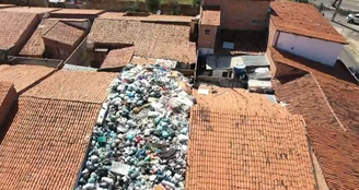 Morador é flagrado acumulando lixo no telhado de casa no PI; ele será autuado 