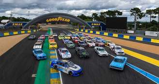 Os 35 stock cars históricos da NASCAR que participaram da Historic Sportscar Racing (HSR) na primeira competição internacional em Le Mans.