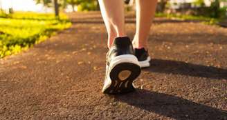 A caminhada inclinada aumenta a intensidade do exercício e pode favorecer o emagrecimento quando combinada a uma rotina saudável