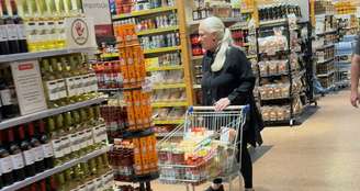 Sozinha numa tarde de compras, Vera Holtz circulou pelo mercado sem ser incomodada