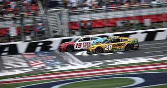 Chase Briscoe e Christopher Bell em chegada na Bank of America 400.