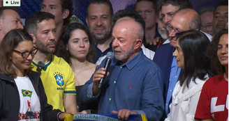 Lula discursa cercado por apoiadores