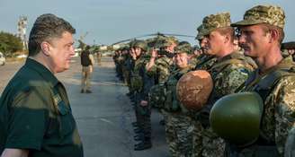 <p>"Devemos reforçar nossas linhas de defesa, reforçar nosso Exército", afirmou o presidente da Ucrânia, Petro Poroshenko</p>