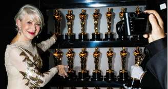 A atriz Hellen Mirren diante das estatuetas entregues na 90ª edição do Oscar.