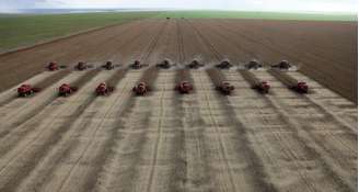 Colheita de soja em Tangará da Serra, Cuiaba, Brasil
27/03/2012
REUTERS/Paulo Whitaker 