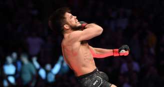 Henry Cejudo comemora vitória sobre Dillashaw (Foto: Getty Images/UFC)