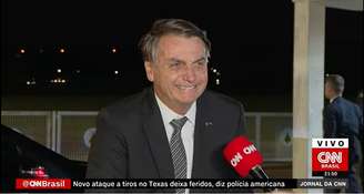 Calmo, Bolsonaro conversou por 15 minutos com a equipe da CNN Brasil: “Quanto menos falo com imprensa, mais em paz eu fico”