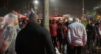 Torcedores protestam em frente à festa de Gabigol 