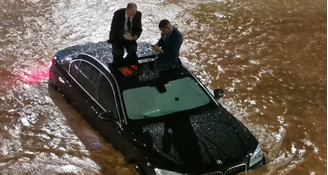Cônsul dos Emirados Árabes é resgatado de enchente em SP pelo teto solar de BMW