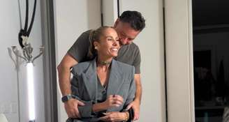 Adriane Galisteu e Alexandre Iódice trocando carinho