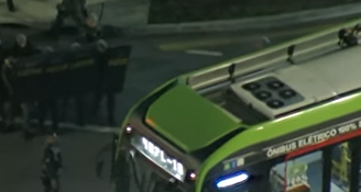 Homem faz motorista refém em ônibus