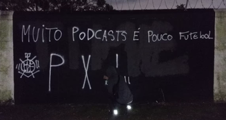 Muros do Parque São Jorge, sede do Corinthians, foram pichados com frases de protesto contra Augusto Melo