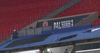Dois torcedores são internados após serem atingidos por placa de metal que caiu no MorumBis